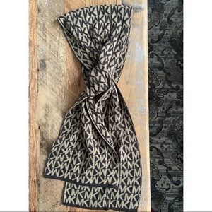 🌟Michael Kors logo scarf.